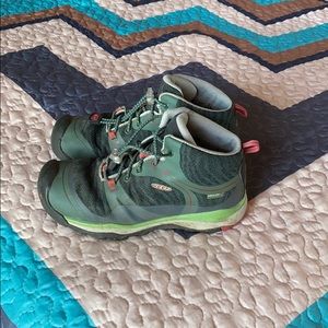 Keen girls hiking boots size 3